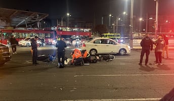 Choque entre scooter y motocicleta en Eje 1 Norte; mujer resulta lesionada
