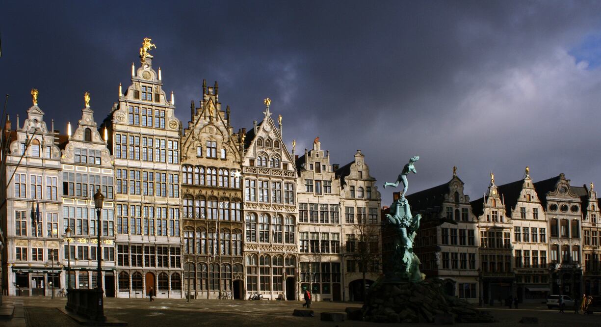 Grote Markt muestra la Fuente de Brab y su arquitectura renacentista. (Foto: Tom Hartley)