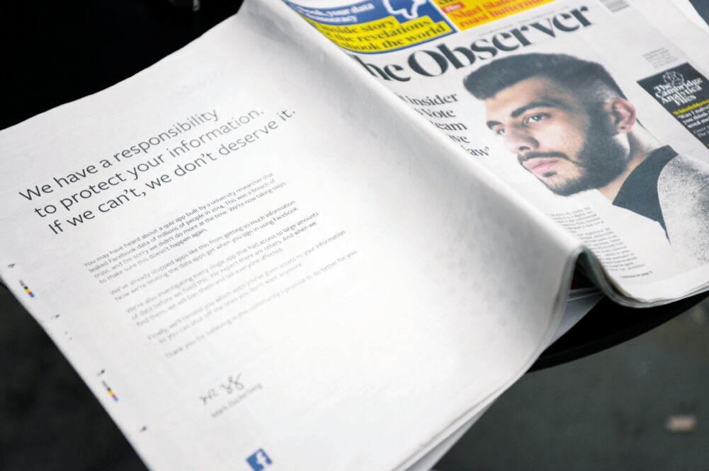 El diario The Observer fue uno de los periódicos de EU y Reino Unido que publicaron ayer la disculpa del director de Facebook, Mark Zuckerberg (NEIL HALL. EFE)