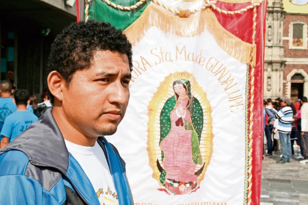 Erick Velázquez es una de las 60 personas provenientes de Dos Ríos, Veracruz, que correrán de regreso a su estado con una antorcha encendida. (IRVIN OLIVARES. EL UNIVERSAL)