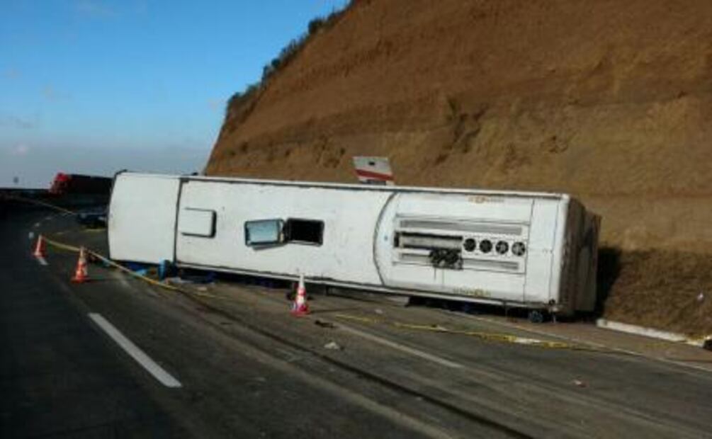 Reportan un muerto y 40 heridos por volcadura en la México-Puebla