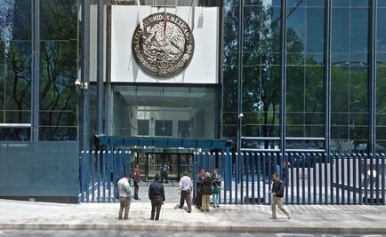 En protesta por Caso Ayotzinapa, lanzan huevos podridos a PGR