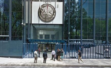 En protesta por Caso Ayotzinapa, lanzan huevos podridos a PGR