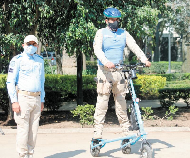 La policía turística vestirá camisa azul y pantalón caqui. ESPECIAL