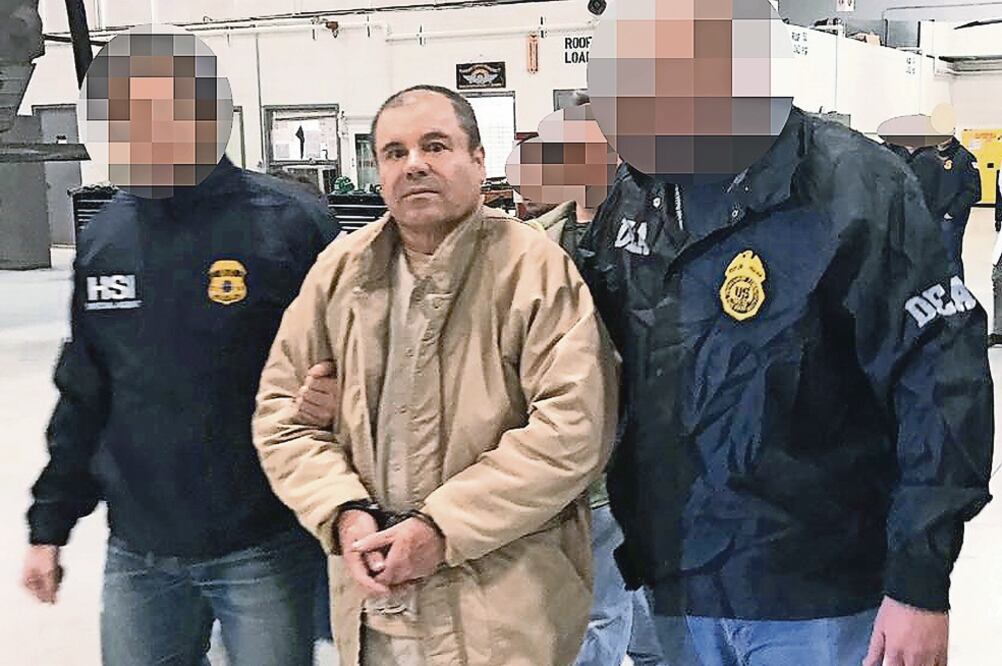 Prohibido acercarse. Joaquín El Chapo Guzmán y su esposa Emma Coronel no se han tocado desde la extradición; sólo tienen intercambios de miradas en las audiencias (ARCHIVO EL UNIVERSAL)