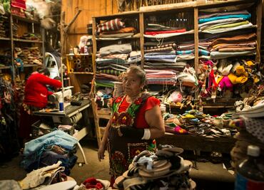 Mujeres llevan el calzado de Oaxaca a los pies del mundo