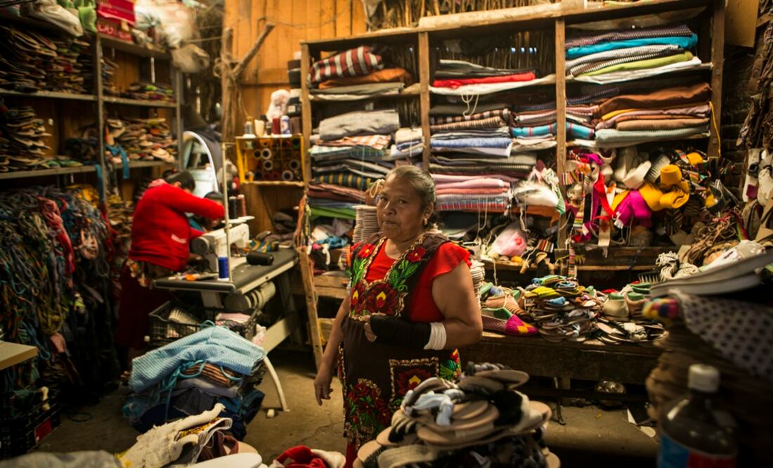 Con 35 años de experiencia, el grupo de trabajo está conformado principalmente por mujeres, quienes han expuesto sus creaciones en ferias de México y ganaron la oportunidad de mostrar sus diseños en otros países.