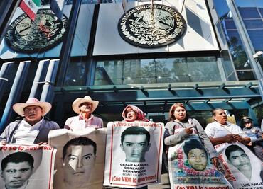 Juez deja sin efecto amparo de 3 militares presos por caso Ayotzinapa