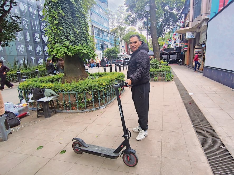Cristhian compró su scooter hace dos semanas, y entonces se enteró de la nueva reglamentación. Foto: Arantxa Meave
