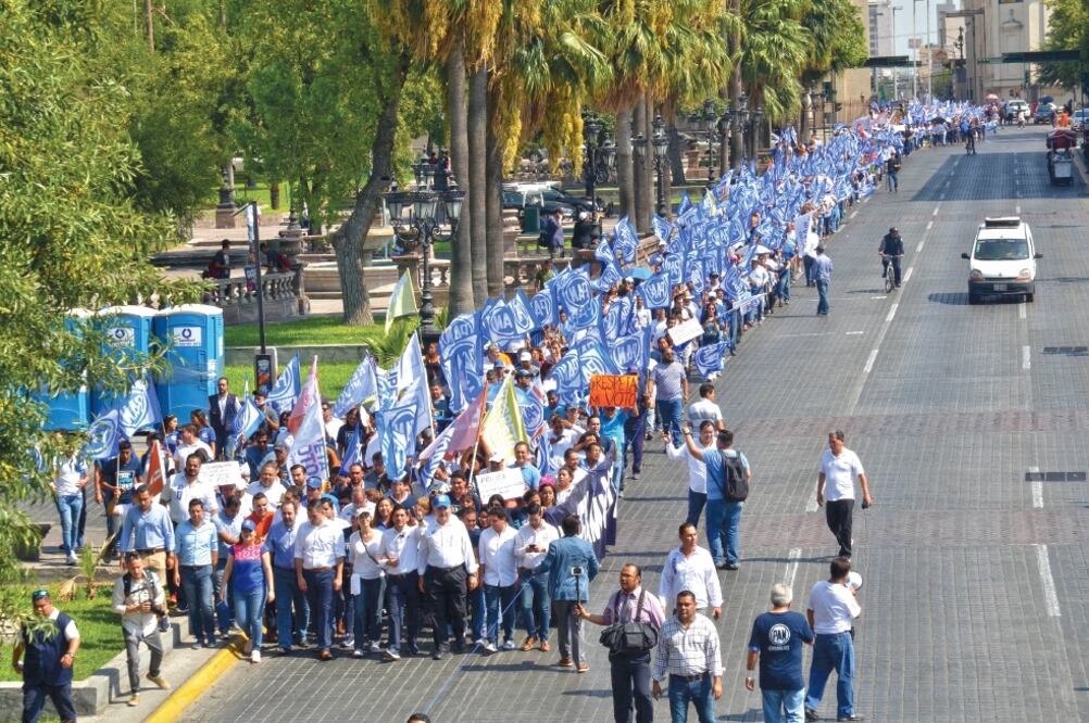 Los inconformes recorrieron calles del centro hasta llegar a la Plaza Zaragoza. (EMILIO VÁSQUEZ. EL UNIVERSAL)