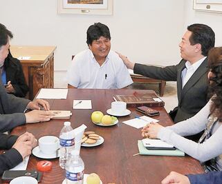 Desde el exilio, llama a diálogo en Bolivia para superar crisis