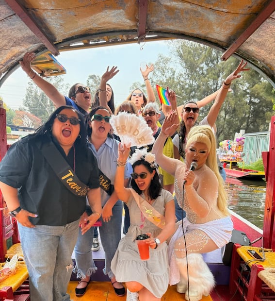 Tú también puedes ser parte del show de drags en las trajineras de Xochimilco. Foto: Royal Mobility MX