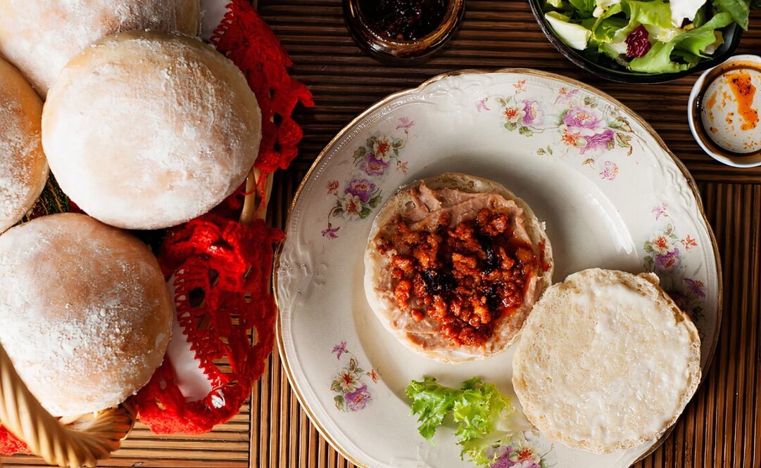 El pambazo veracruzano se caracteriza por tener un pan enharinado y muy crujiente. Foto: Facebook Carlota Pambacería