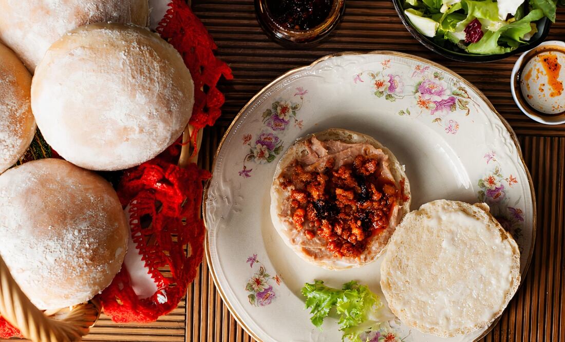 El pambazo veracruzano se caracteriza por tener un pan enharinado y muy crujiente. Foto: Facebook Carlota Pambacería