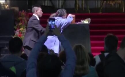 Mujer besa urna con las cenizas de Juan Gabriel