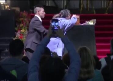 Mujer besa urna con las cenizas de Juan Gabriel