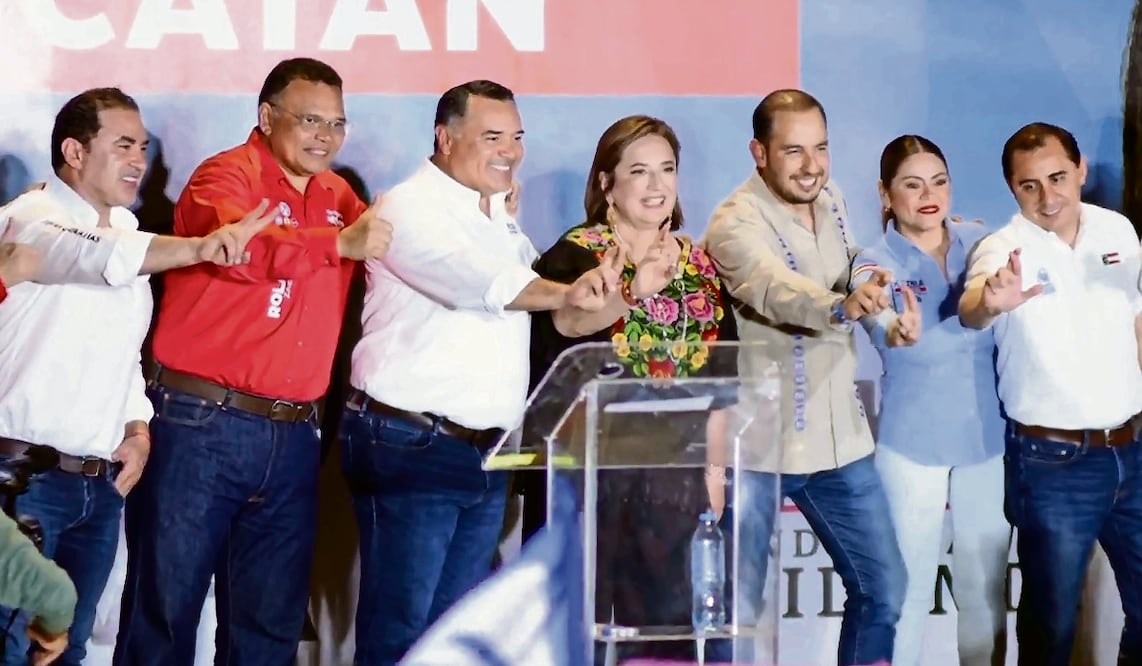 El exgobernador Rolando Zapata; el candidato de Fuerza y Corazón por México a la gubernatura yucateca, Renán Barrera; Xóchitl Gálvez Ruiz, candidata presidencial y Marko Cortés, líder del PAN. Foto: Especial