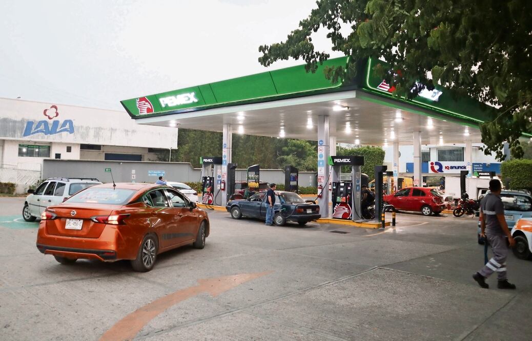 A los automovilistas que usan gasolina premium les corresponderá cubrir la cuota del gravamen de 5.21 pesos por cada litro que compren- Archivo Cuartoscuro