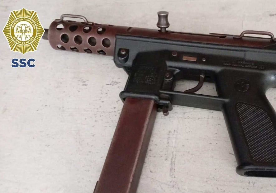Le fue asegurada una mochila con un arma de fuego larga tipo subfusil y un cargador. Foto: Especial