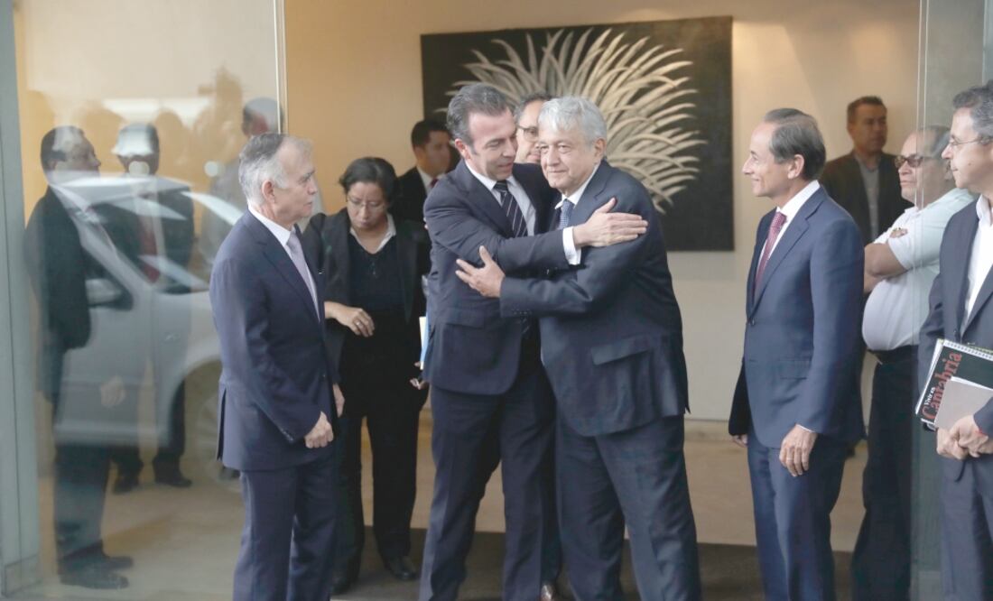 Andrés Manuel López Obrador se reunió con los empresarios más influyentes del país, entre ellos Alejandro Ramírez, del Consejo Mexicano de Negocios (centro) . (LUIS CORTÉS. EL UNIVERSAL)
