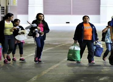 U.S. officials ask judge not to end immigration family detention