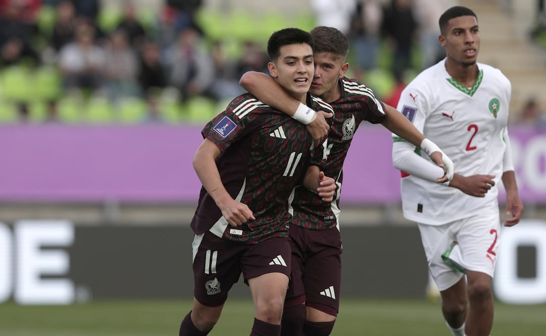 Gilberto Mora (11) celebra un gol en la Copa Mundial Sub-20 junto a Tahiel Jiménez (4) FOTO: EFE