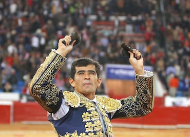 Joselito Adame salva la tarde en la Plaza México