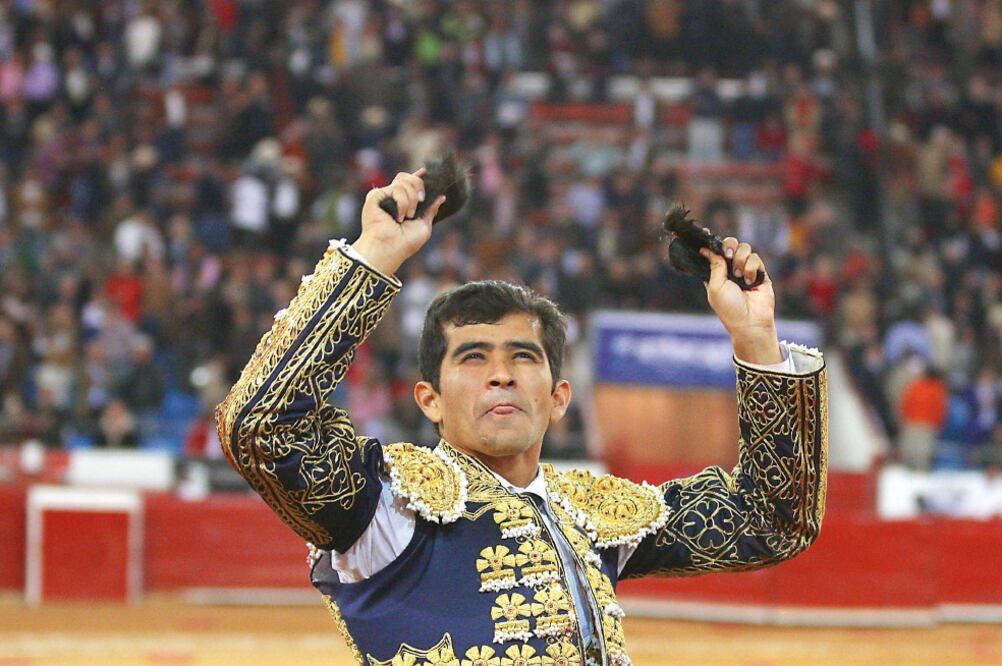 Adame dio la vuelta al ruedo con las dos orejas que cortó al sexto de la tarde, el mejor del encierro, para después marcharse por la puerta grande (MARIO GUZMÁN. EFE)