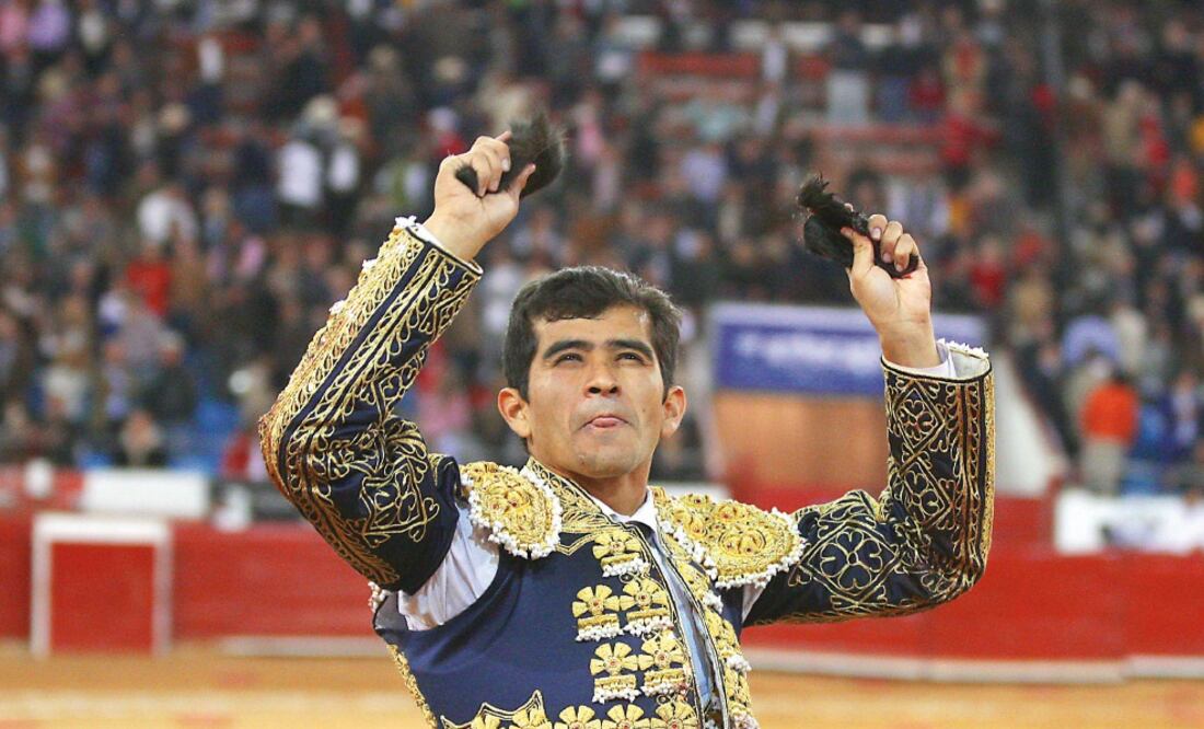 Adame dio la vuelta al ruedo con las dos orejas que cortó al sexto de la tarde, el mejor del encierro, para después marcharse por la puerta grande (MARIO GUZMÁN. EFE)