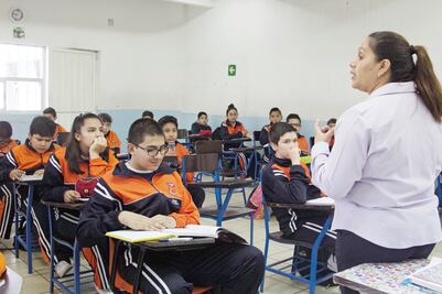 Regresan al aula con maestros “virtuales”; se apoyan en mails