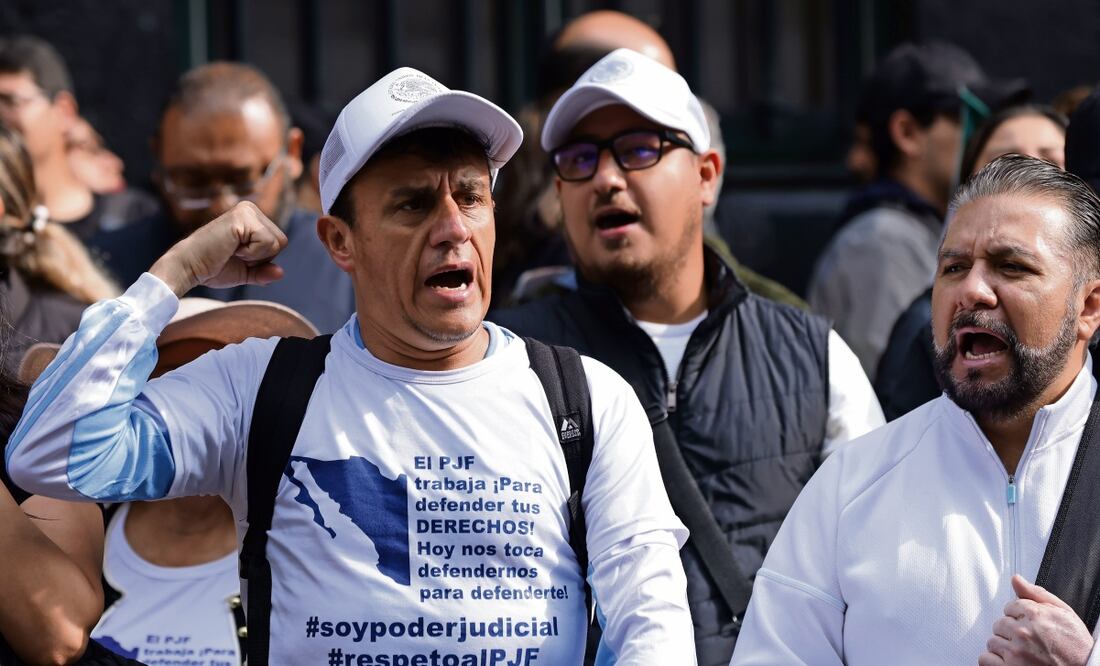 Trabajadores del Poder Judicial protestaron ayer en las inmediaciones de la Suprema Corte de Justicia de la Nación en apoyo a los ministros que ahí se desempeñan y contra las medidas de la reforma judicial. Foto: Fernanda Rojas | El universal