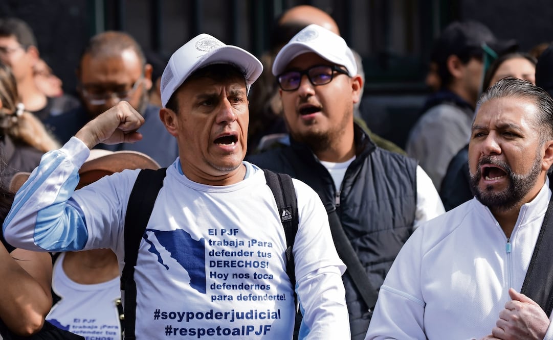 Trabajadores del Poder Judicial protestaron ayer en las inmediaciones de la Suprema Corte de Justicia de la Nación en apoyo a los ministros que ahí se desempeñan y contra las medidas de la reforma judicial. Foto: Fernanda Rojas | El universal