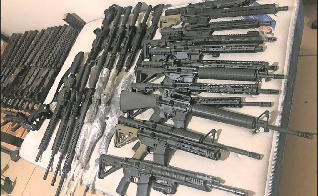 Al menos 128 armas largas de diferentes calibres fueron halladas en distintas casas de seguridad en Navojoa. Foto: Especial.