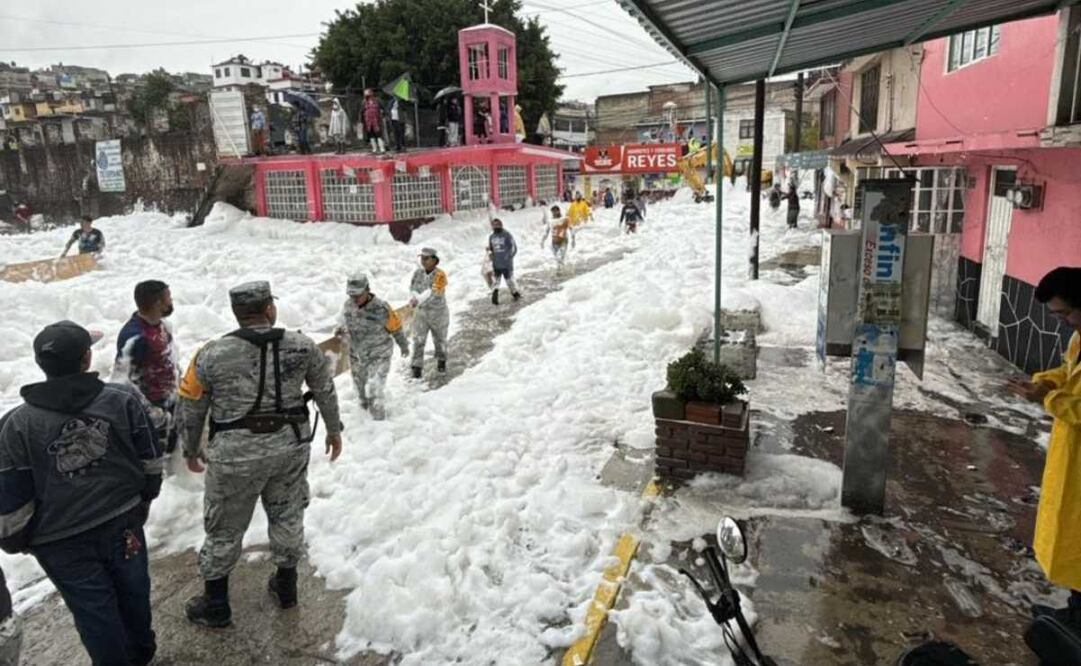 Esta espuma es el resultado de múltiples factores, y es causada por la contaminación del agua, especialmente las aguas residuales que se mezclan con la lluvia y los arroyos y causan esta espuma. Foto: Especial