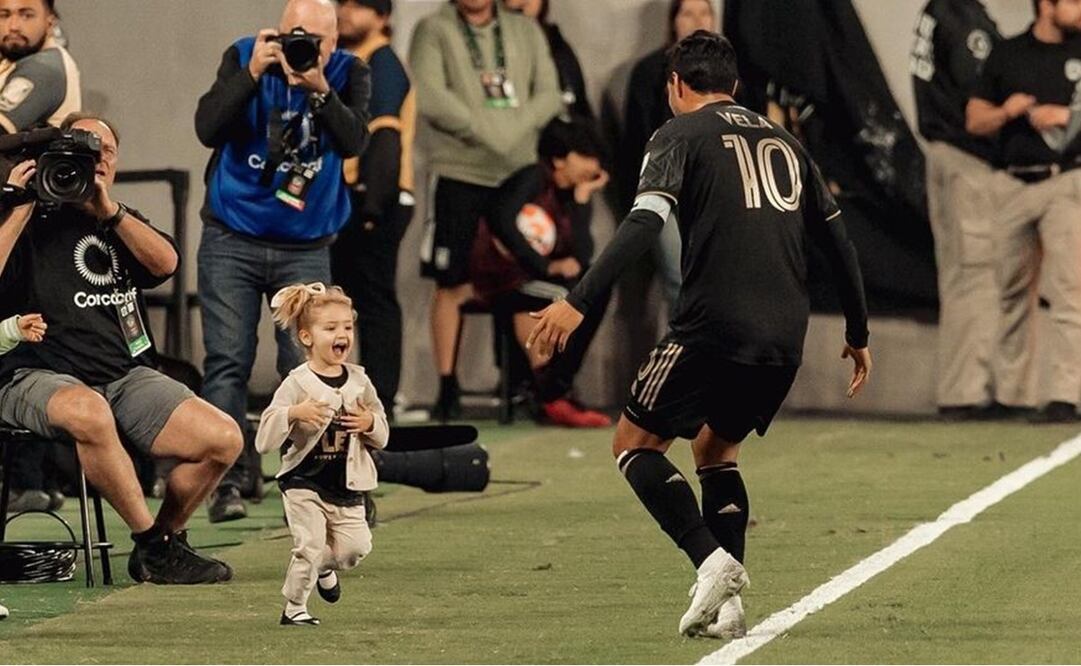 Carlos Vela festeja con su hija - Foto: Instagram