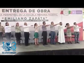 Maestro confunde el Juramento a la Bandera y termina recitando el Padre Nuestro