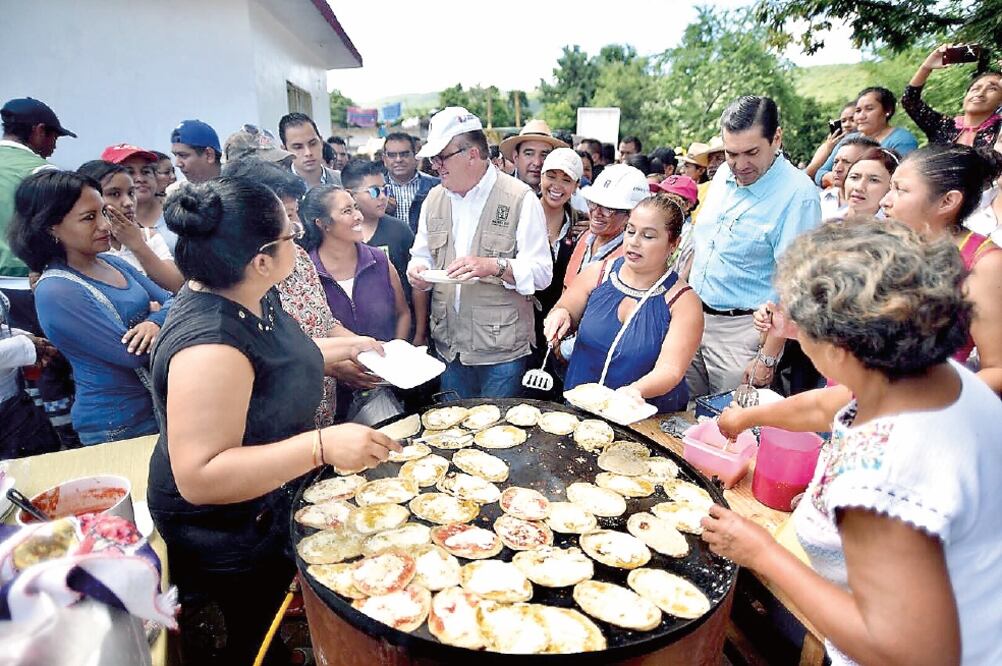 El gobernador Graco Ramírez informó que la solidaridad es fundamental para salir adelante. Informó que 29 escuelas se tendrán que reconstruir totalmente. (ESPECIAL)