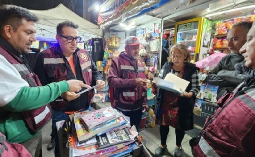 Revisan papeles de comerciantes en el Palacio de los Deportes. Foto: Especial