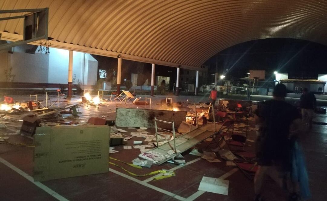 Vecinos refieren haber visto pasar supuestos grupos de choque hacia las canchas deportivas donde se instaló la casilla. Foto: Especial