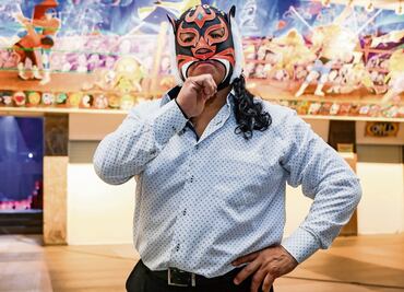 Felino porta una máscara que le recuerda al cariño de la gente