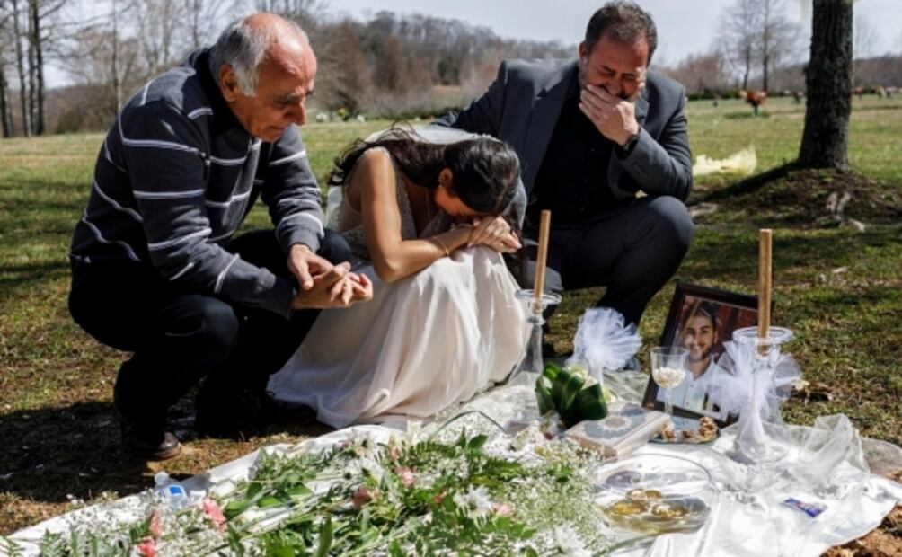 Mujer visita la tumba de su prometido el día de su boda tras ser baleado en EU