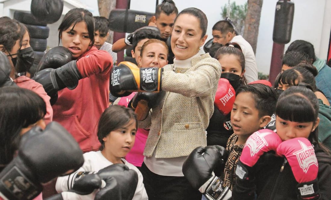 La jefa de Gobierno, Claudia Sheinbaum, durante la inauguración de Pilares Ratón Macías, donde se darán clases de box; el centro de aprendizajes cuenta con un ring, además de una ciberescuela. Foto: Daniel Augusto/ Cuartoscuro