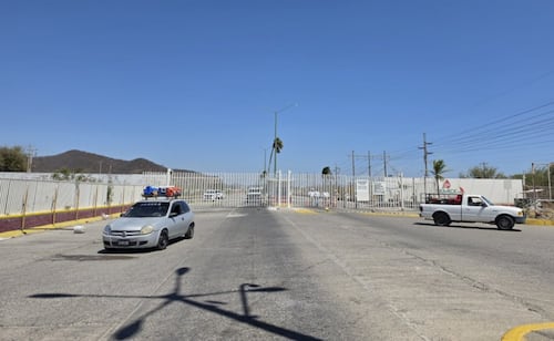 Maestros de la Sección 22 del SNTE bloquearon la refinería de Salina Cruz en su tercer día de paro laboral.
Foto: Especial.