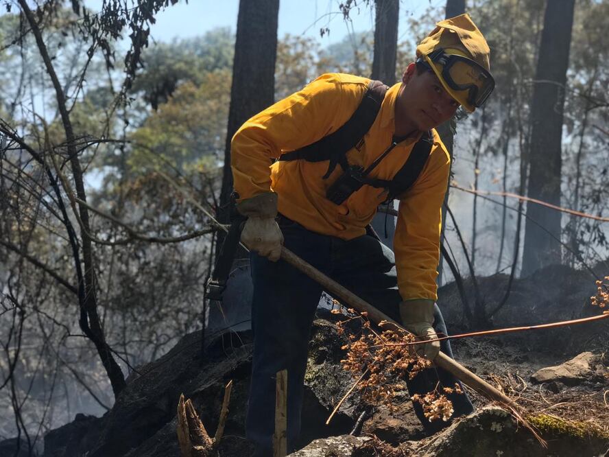 José María Rojas Gutiérrez tiene 29 años y su pasión es combatir incendios forestales. Foto: Charbell Lucio