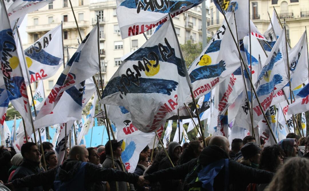 Un día después de las elecciones Primarias, Abiertas, Simultáneas y Obligatorias, en las que Javier Milei fue el candidato más votado, el Ejecutivo practicó una devaluación del 22% en el peso, fijando su tipo de cambio oficial respecto al dólar estadounidense en 350. Foto: EFE