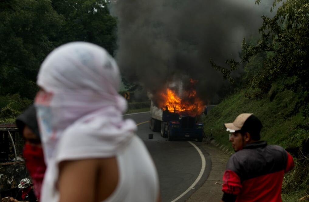La primer confrontación se registró sobre la carretera Carapan-Zamora. Foto: Armando Solís/EL UNIVERSAL