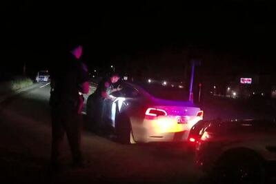 Menores de edad viajan más de 500 km con piloto automático de Tesla