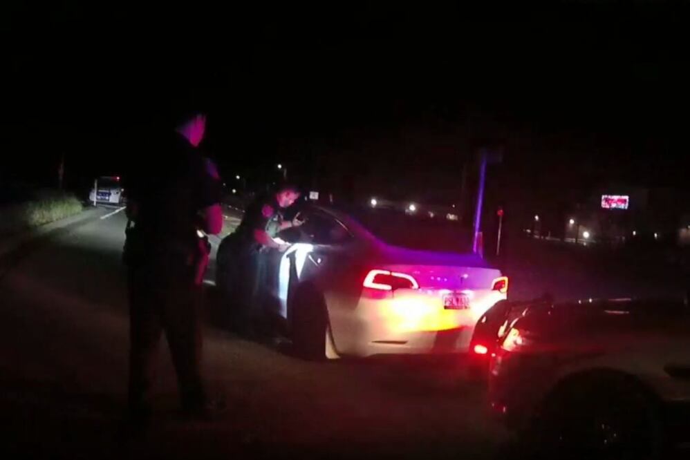 Menores de edad viajan más de 500 km con piloto automático de Tesla