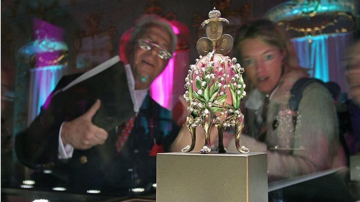 La historia de los huevos de Fabergé, los enigmáticos y extravagantes regalos de la familia imperial rusa que hoy valen millones