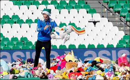 La solidaria lluvia de peluches en el estadio del Betis